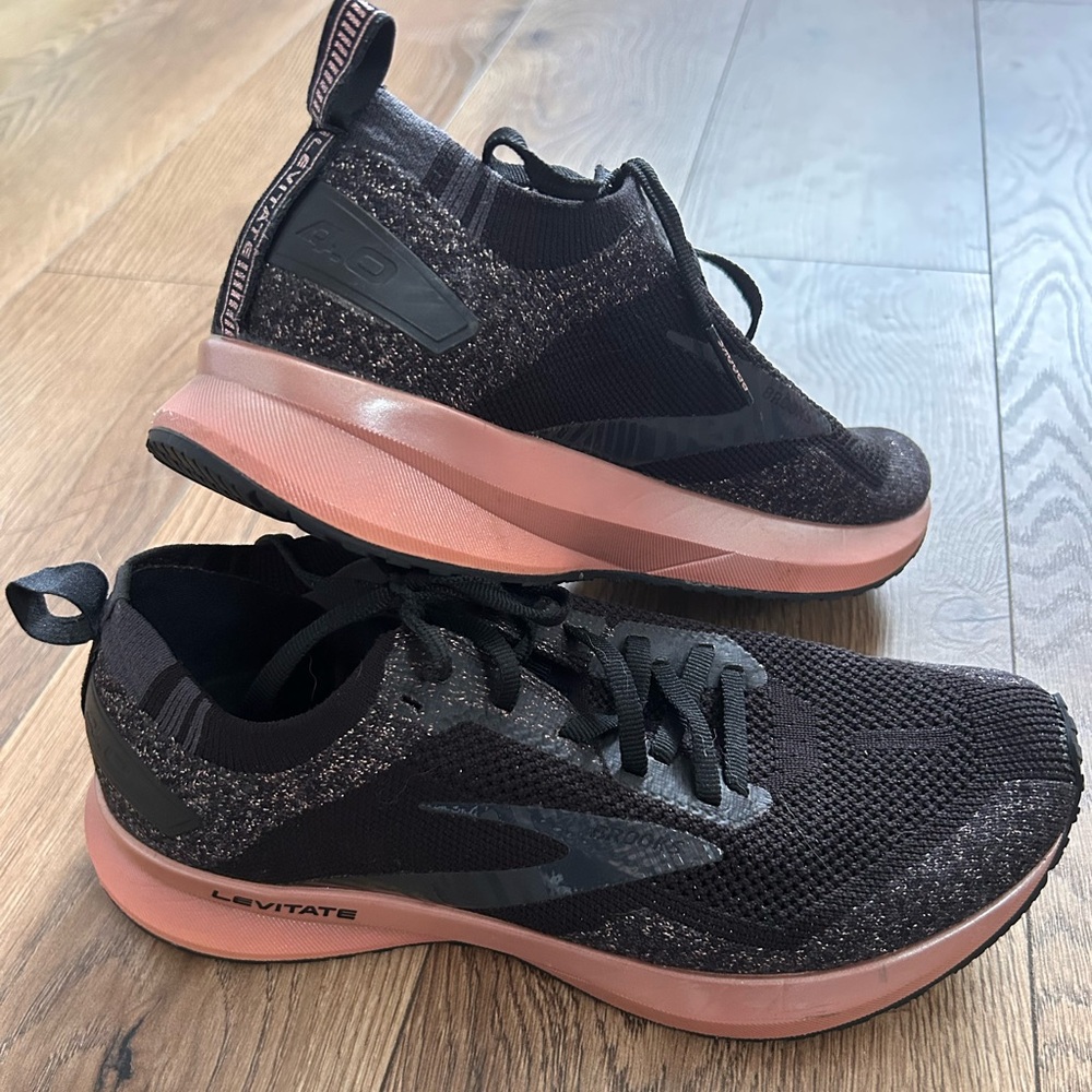 Brooks 7 4.0 Levitate Women’s Black and Pink Running Shoes Size 8